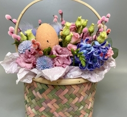 Пасхальная цветочная композиция в корзинке с гиацинтами, хризантемами, эустомой, веточками вербы